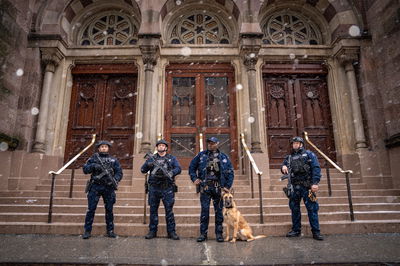 שוטרים ניו-יורקים שומרים על בית הכנסת