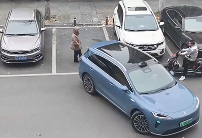 הרכב עשה את שלו: קרב על חנייה בסין הסתיים באופן משעשע | צפו