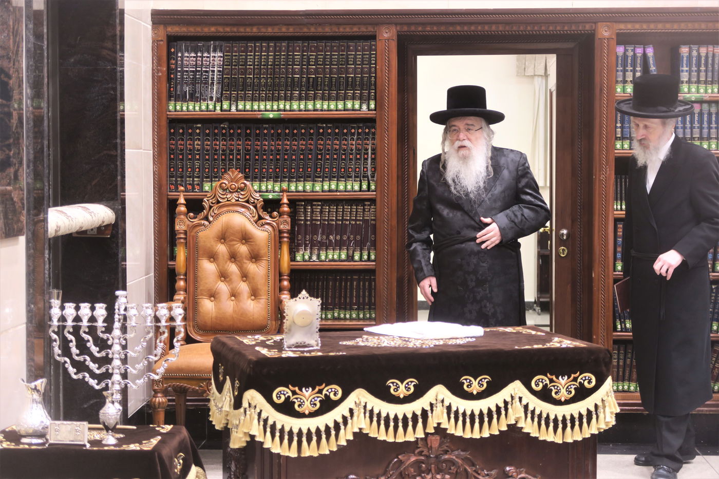 האדמו"ר מדארג בהדלקת נר חנוכה