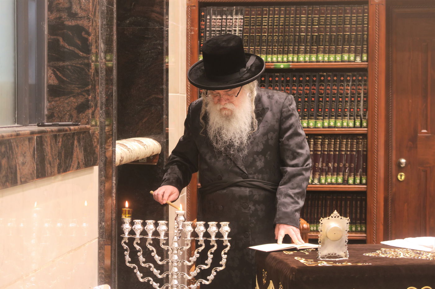 האדמו"ר מדארג בהדלקת נר חנוכה