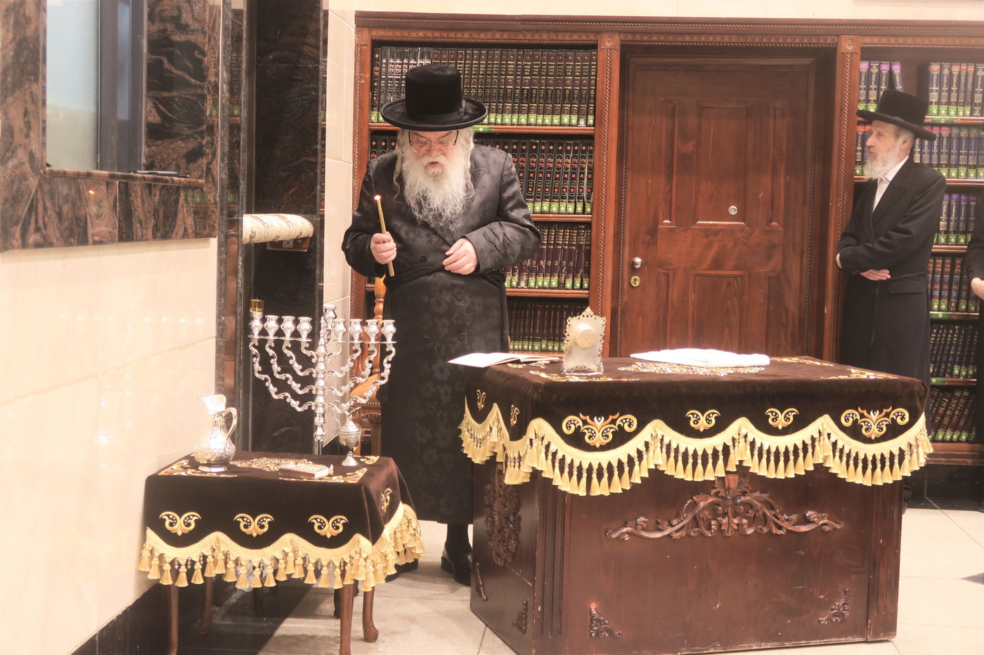 האדמו"ר מדארג בהדלקת נר חנוכה