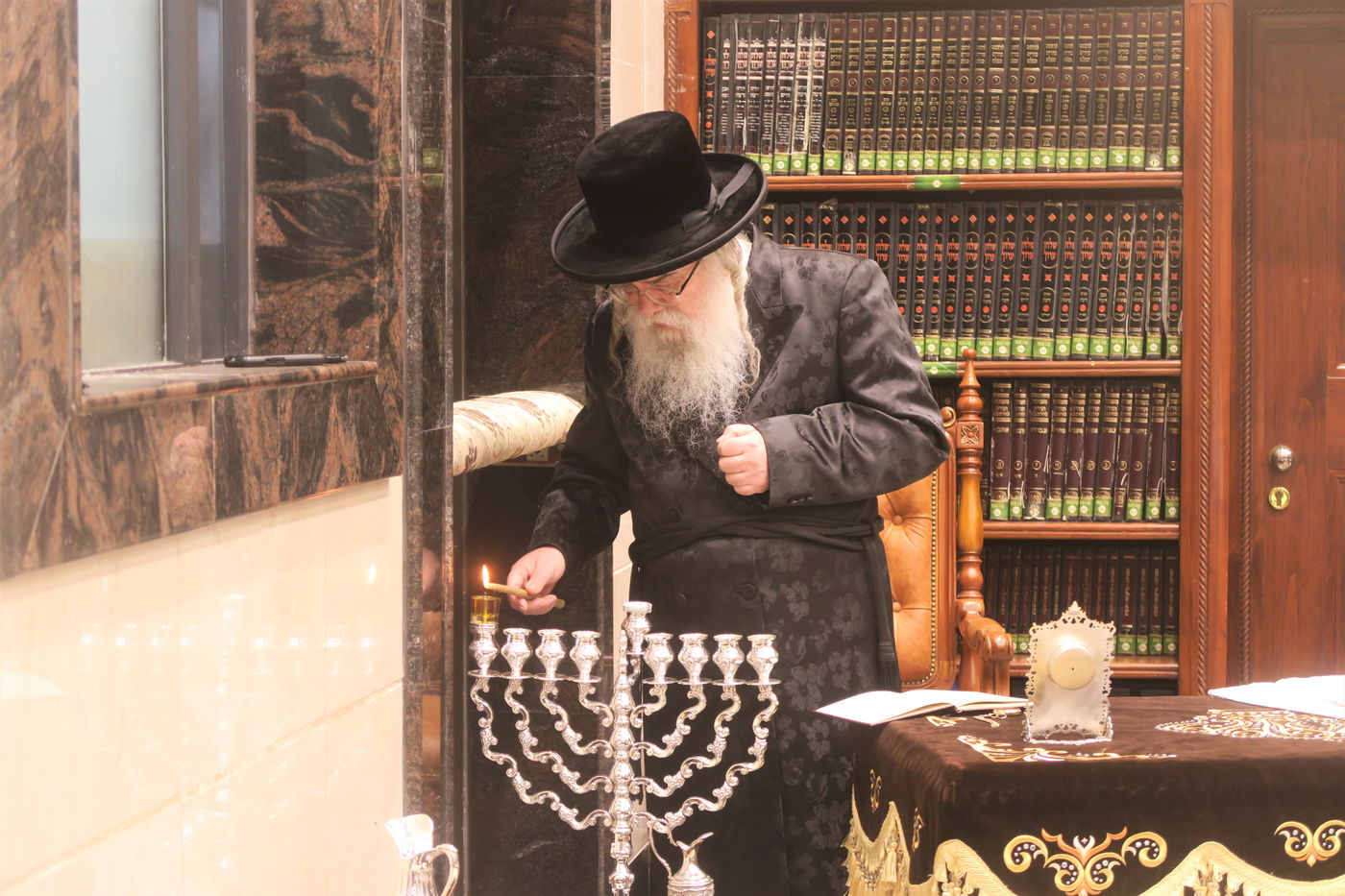 האדמו"ר מדארג בהדלקת נר חנוכה