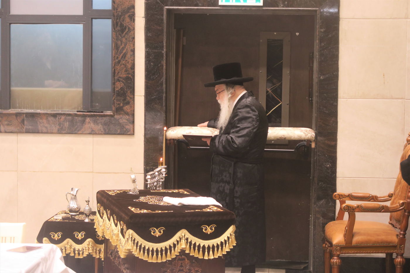 האדמו"ר מדארג בהדלקת נר חנוכה