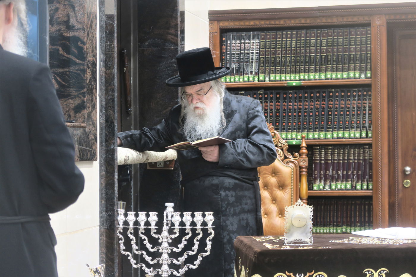 האדמו"ר מדארג בהדלקת נר חנוכה