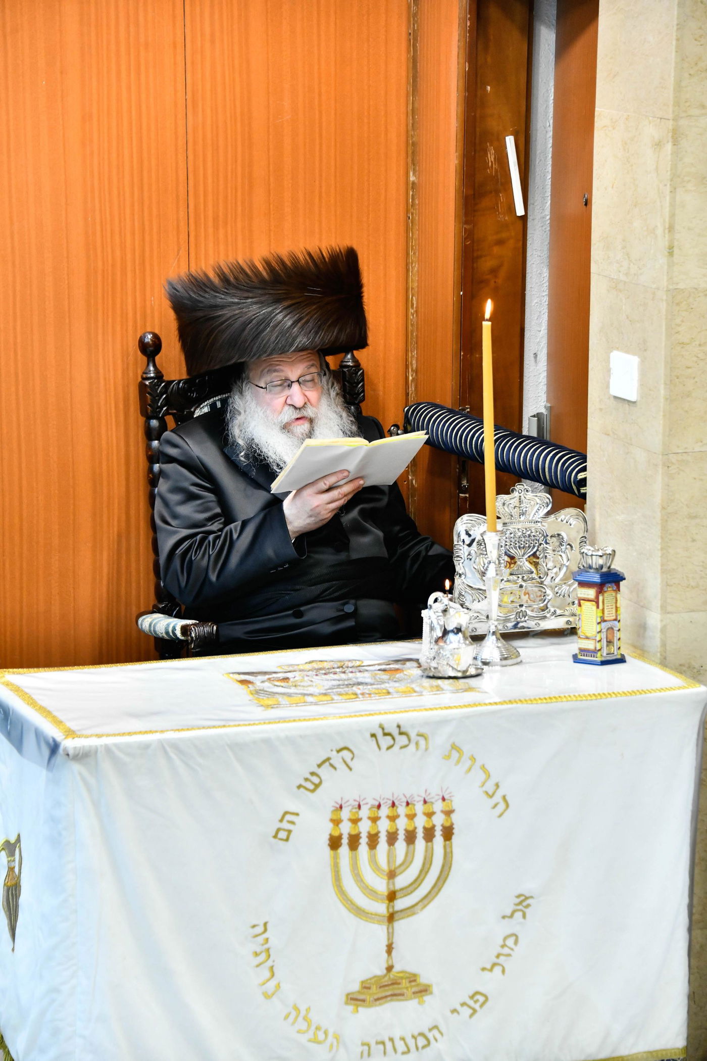 האדמו"ר מנדבורנה בהדלקת נרות חנוכה 