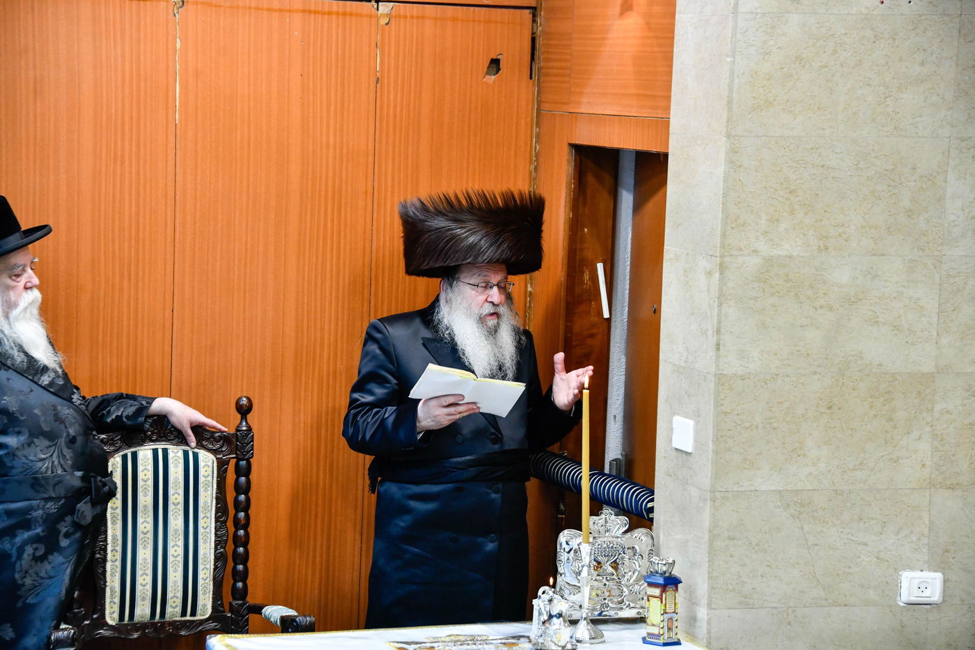 האדמו"ר מנדבורנה בהדלקת נרות חנוכה 