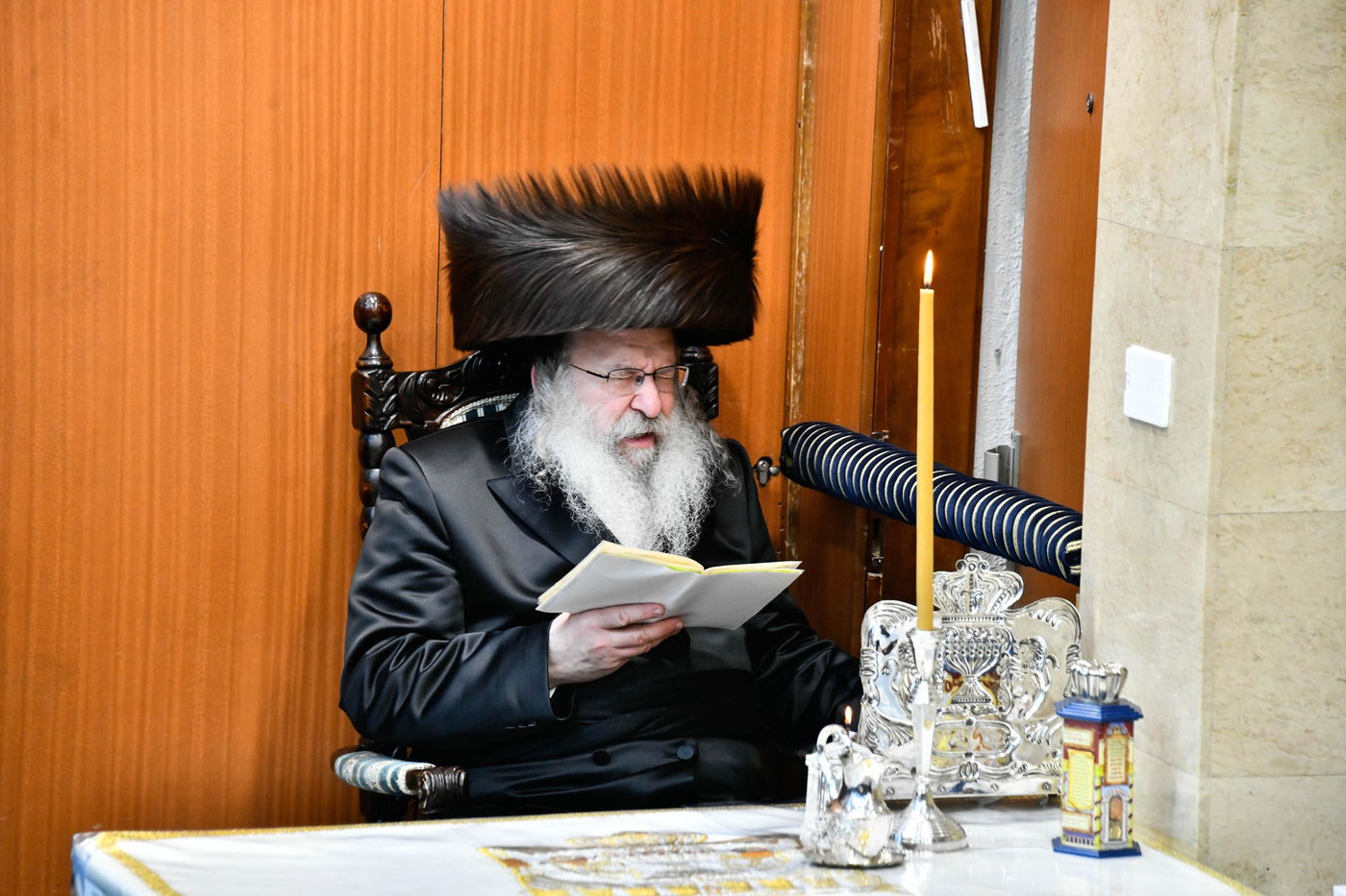 האדמו"ר מנדבורנה בהדלקת נרות חנוכה 