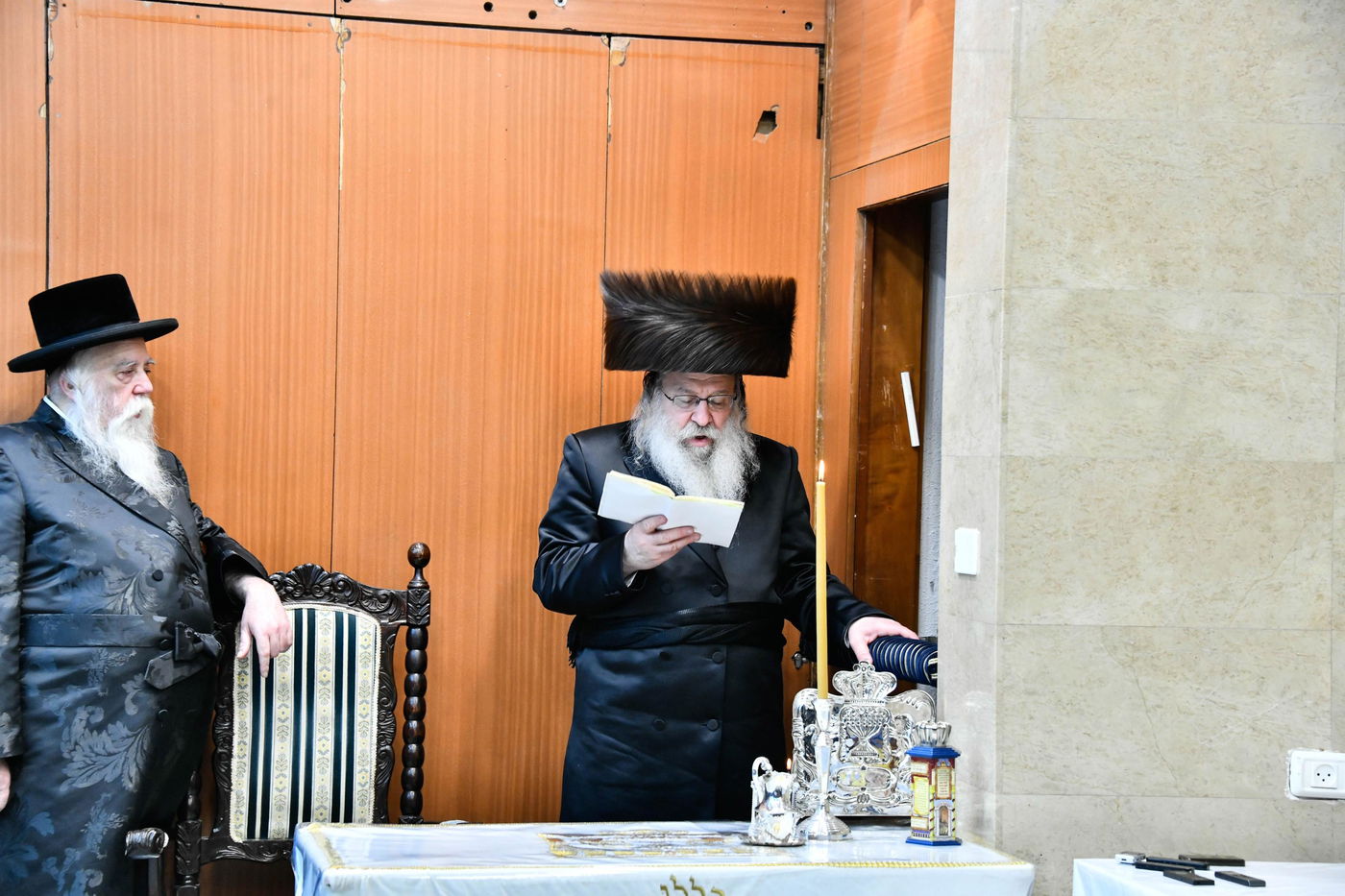 האדמו"ר מנדבורנה בהדלקת נרות חנוכה 