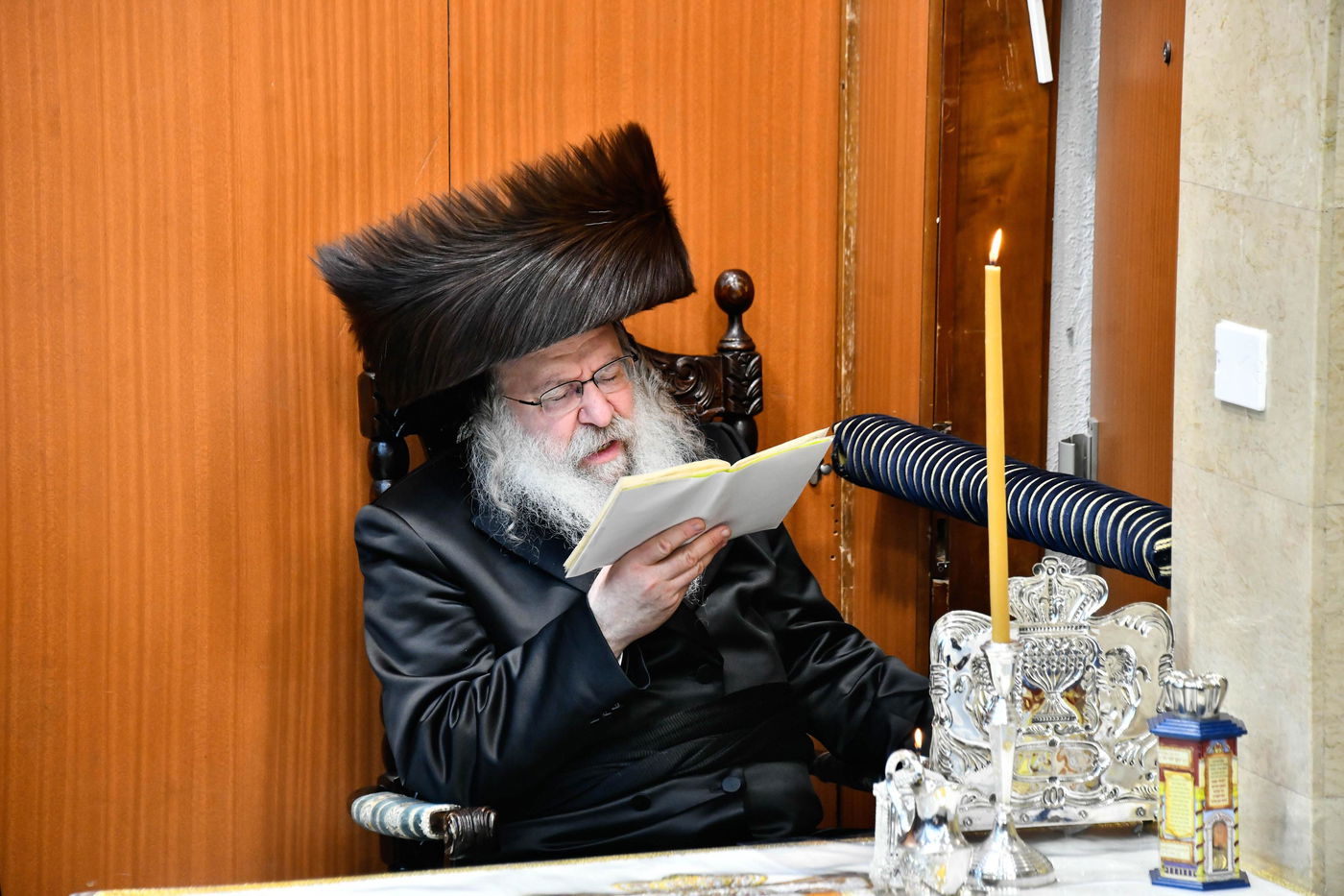 האדמו"ר מנדבורנה בהדלקת נרות חנוכה 