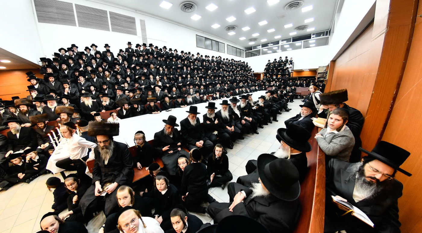 האדמו"ר מנדבורנה בהדלקת נרות חנוכה 