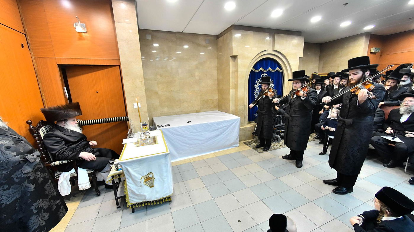 האדמו"ר מנדבורנה בהדלקת נרות חנוכה 