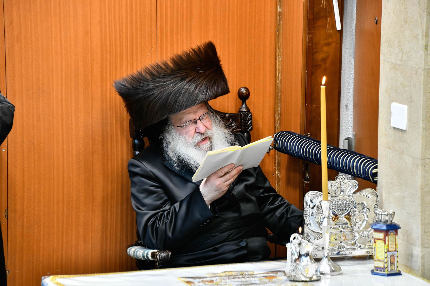 האדמו"ר מנדבורנה בהדלקת נרות חנוכה 