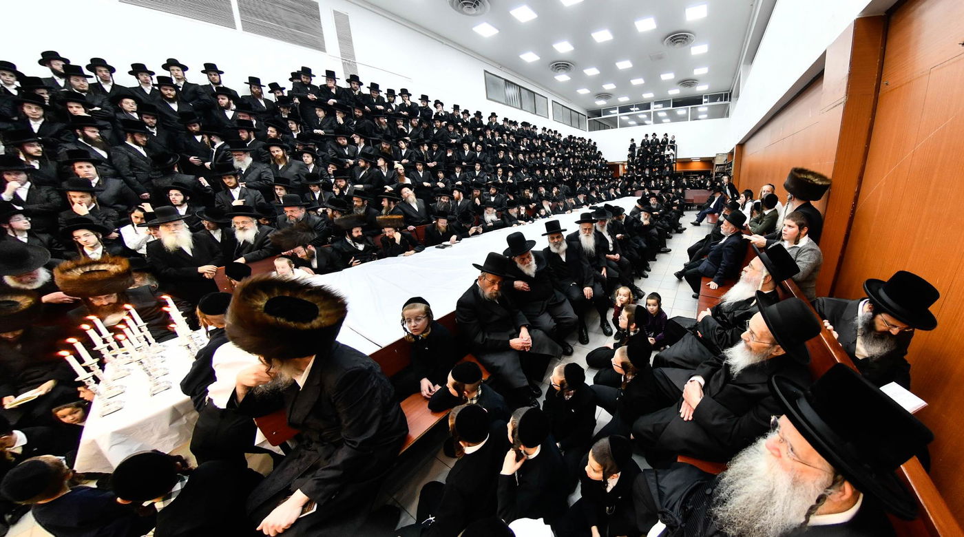 האדמו"ר מנדבורנה בהדלקת נרות חנוכה 