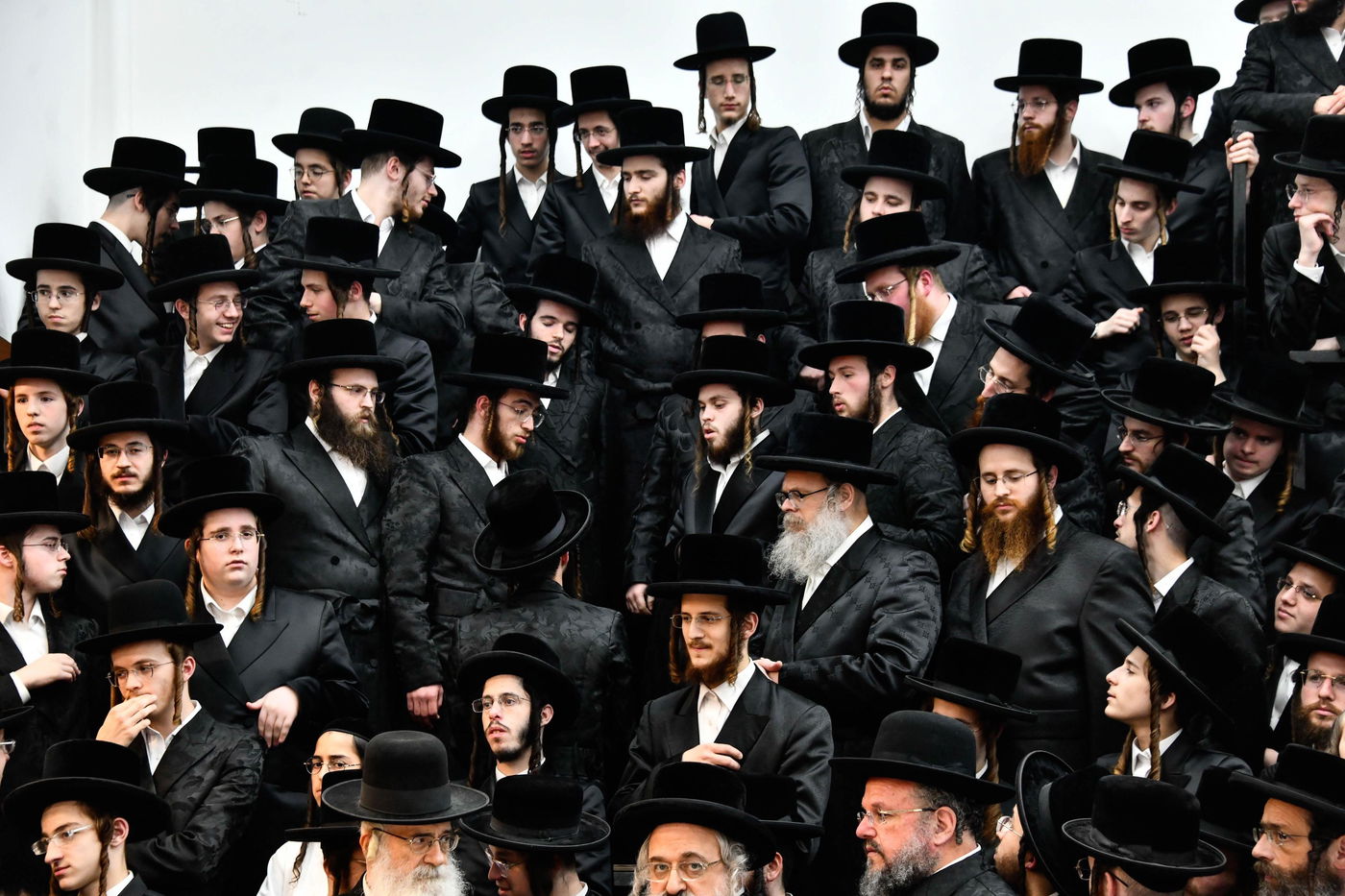 האדמו"ר מנדבורנה בהדלקת נרות חנוכה 