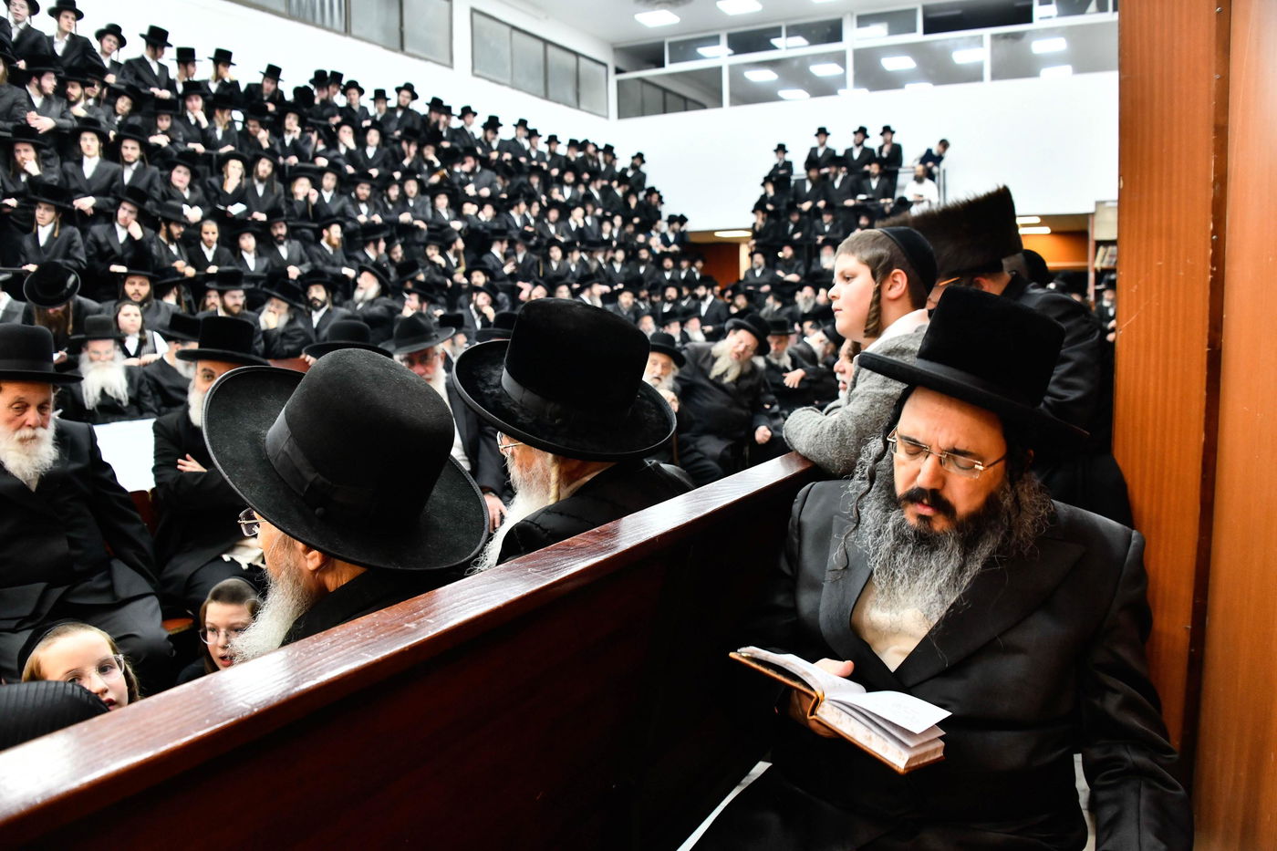 האדמו"ר מנדבורנה בהדלקת נרות חנוכה 