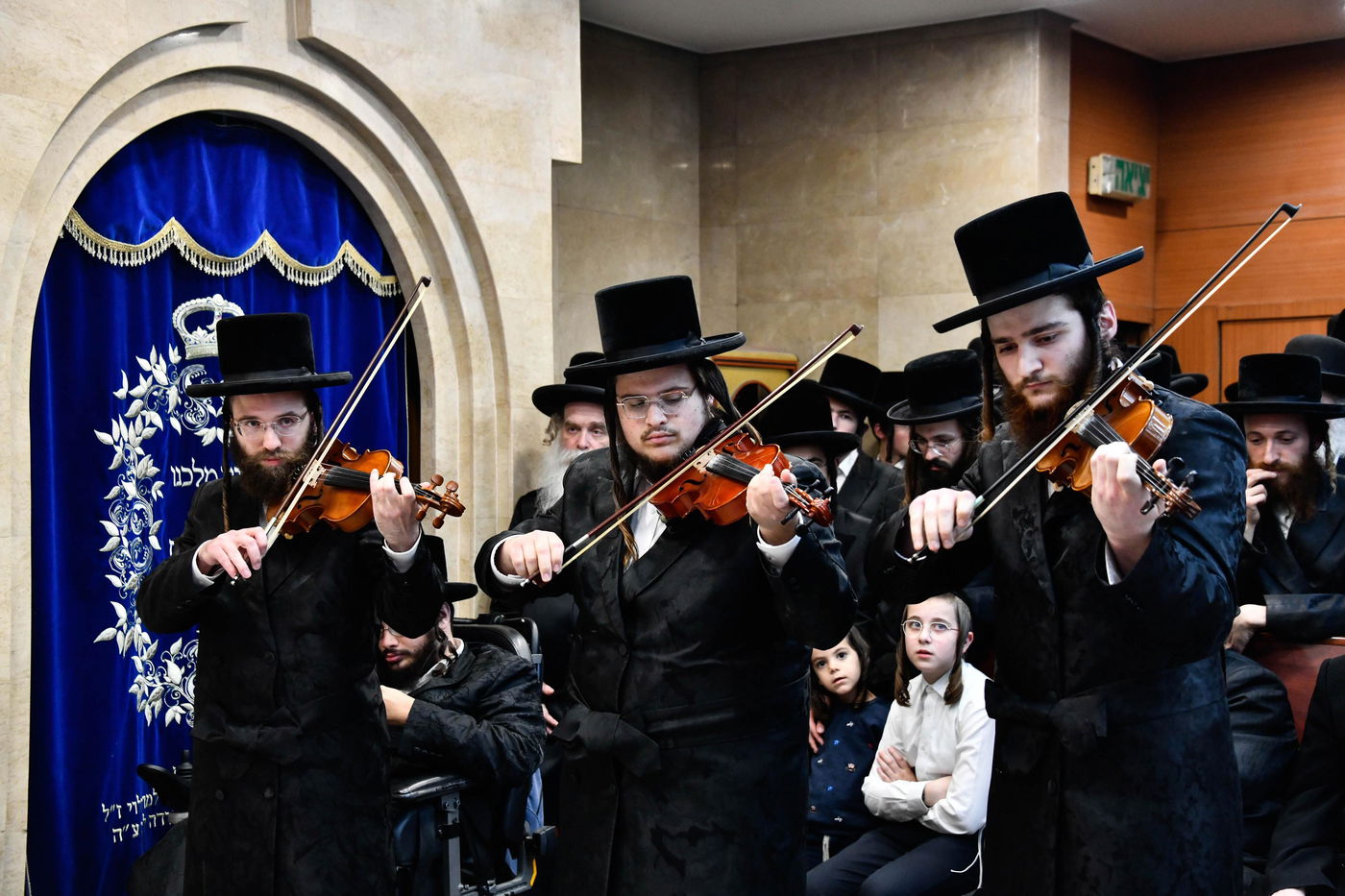 האדמו"ר מנדבורנה בהדלקת נרות חנוכה 