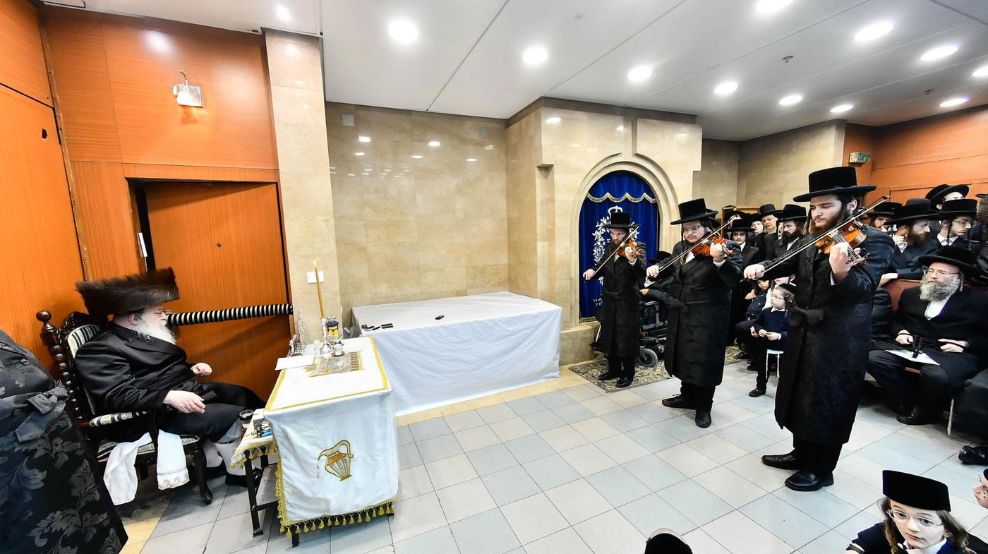 האדמו"ר מנדבורנה בהדלקת נרות חנוכה 