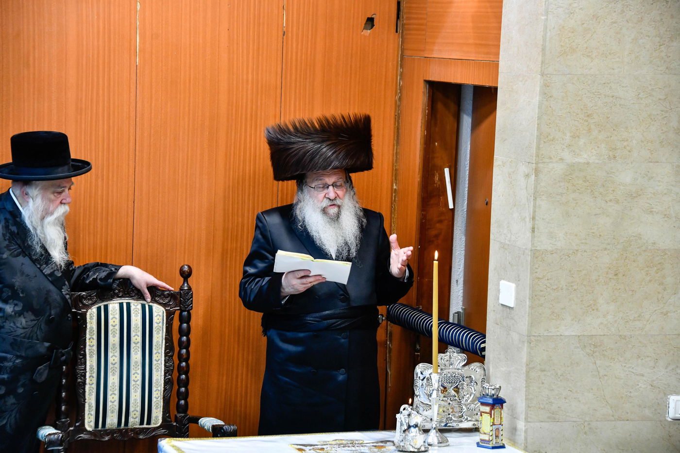 האדמו"ר מנדבורנה בהדלקת נרות חנוכה 