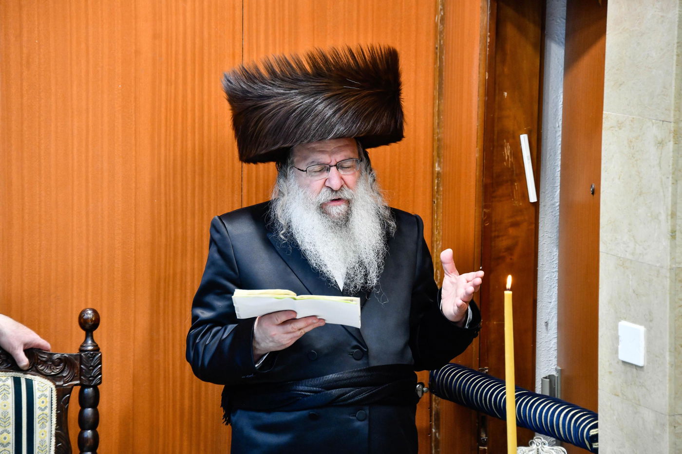 האדמו"ר מנדבורנה בהדלקת נרות חנוכה 