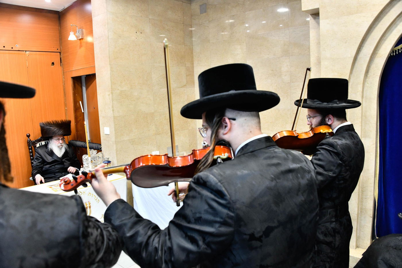 האדמו"ר מנדבורנה בהדלקת נרות חנוכה 