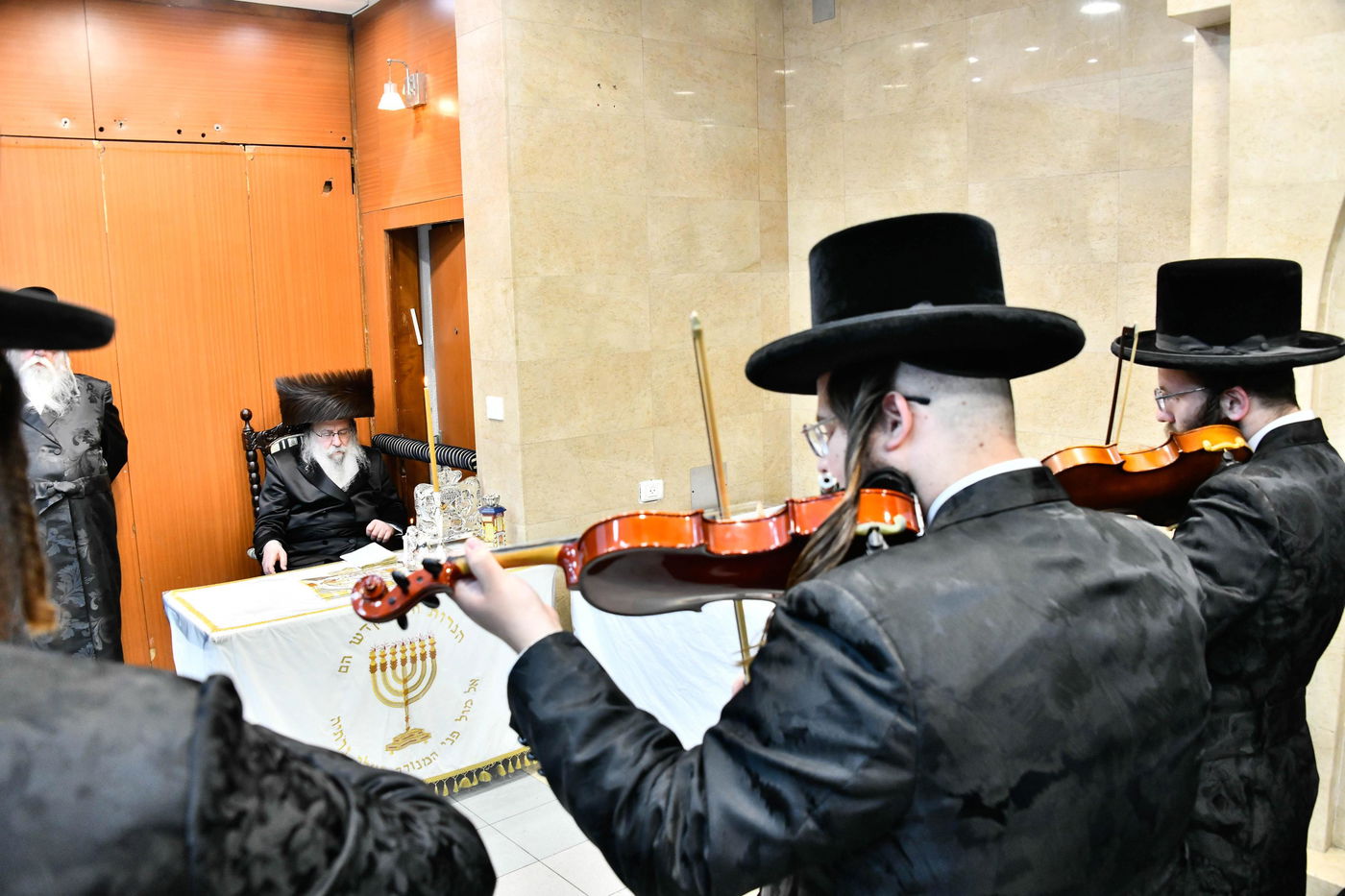 האדמו"ר מנדבורנה בהדלקת נרות חנוכה 