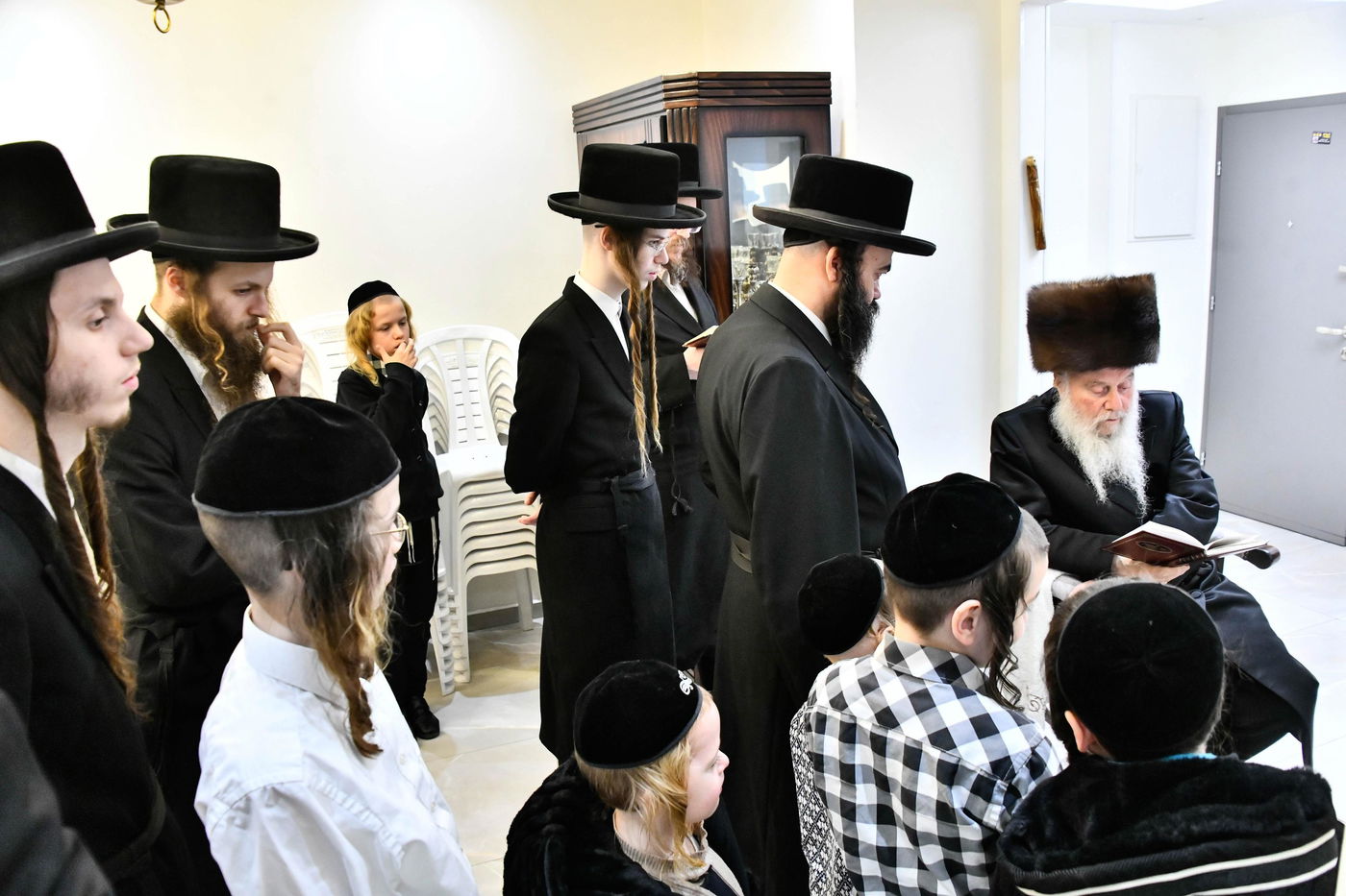 האדמו"ר מוואסלוי בהדלקת נרות חנוכה