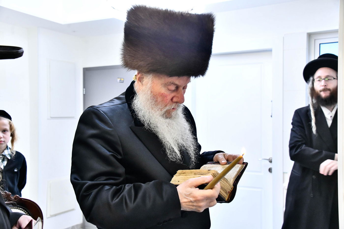 האדמו"ר מוואסלוי בהדלקת נרות חנוכה