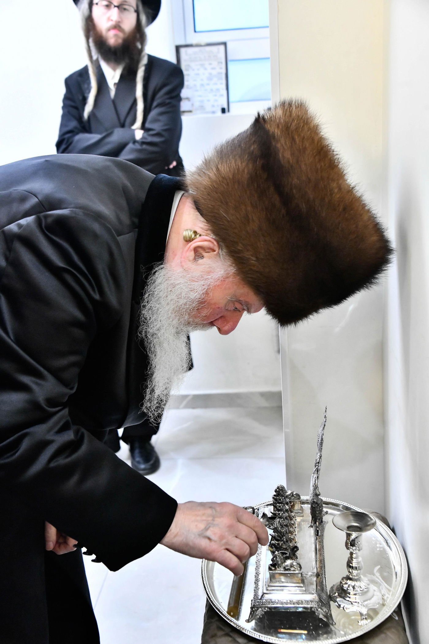 האדמו"ר מוואסלוי בהדלקת נרות חנוכה