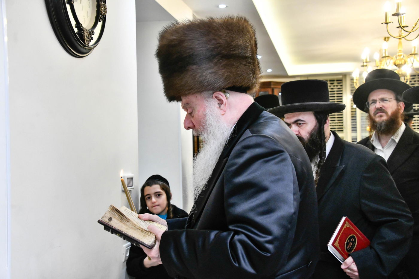 האדמו"ר מוואסלוי בהדלקת נרות חנוכה