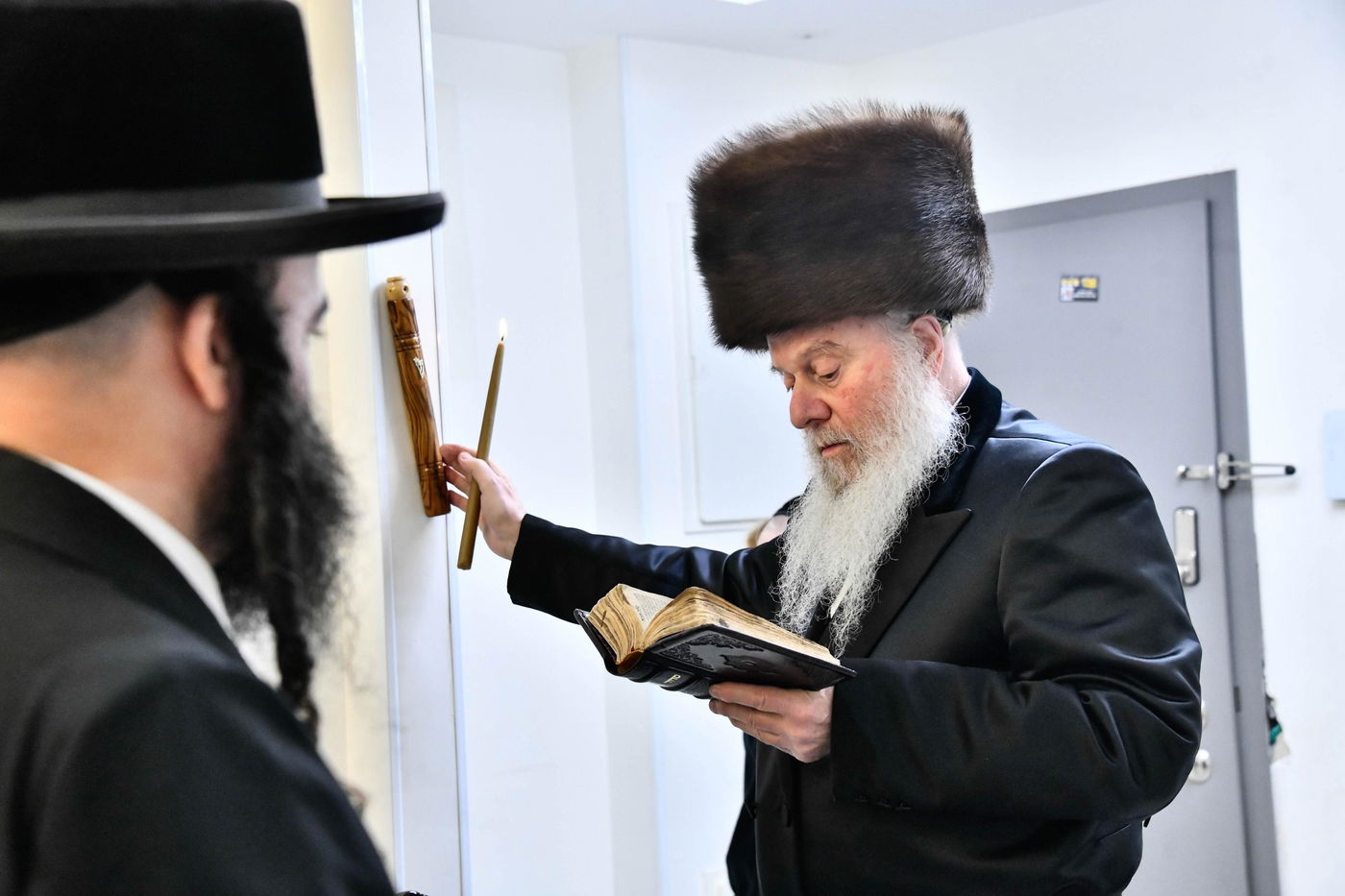 האדמו"ר מוואסלוי בהדלקת נרות חנוכה