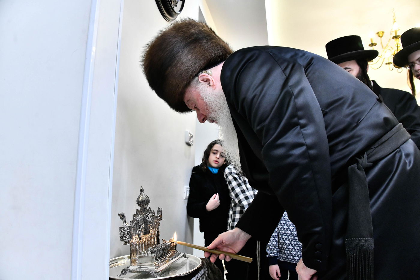 האדמו"ר מוואסלוי בהדלקת נרות חנוכה