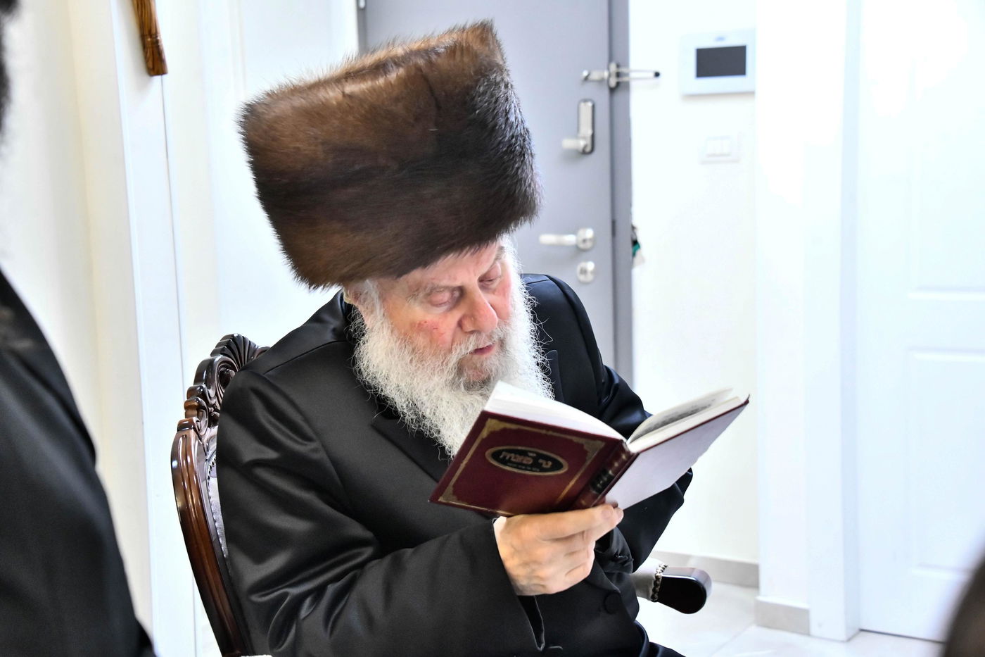 האדמו"ר מוואסלוי בהדלקת נרות חנוכה