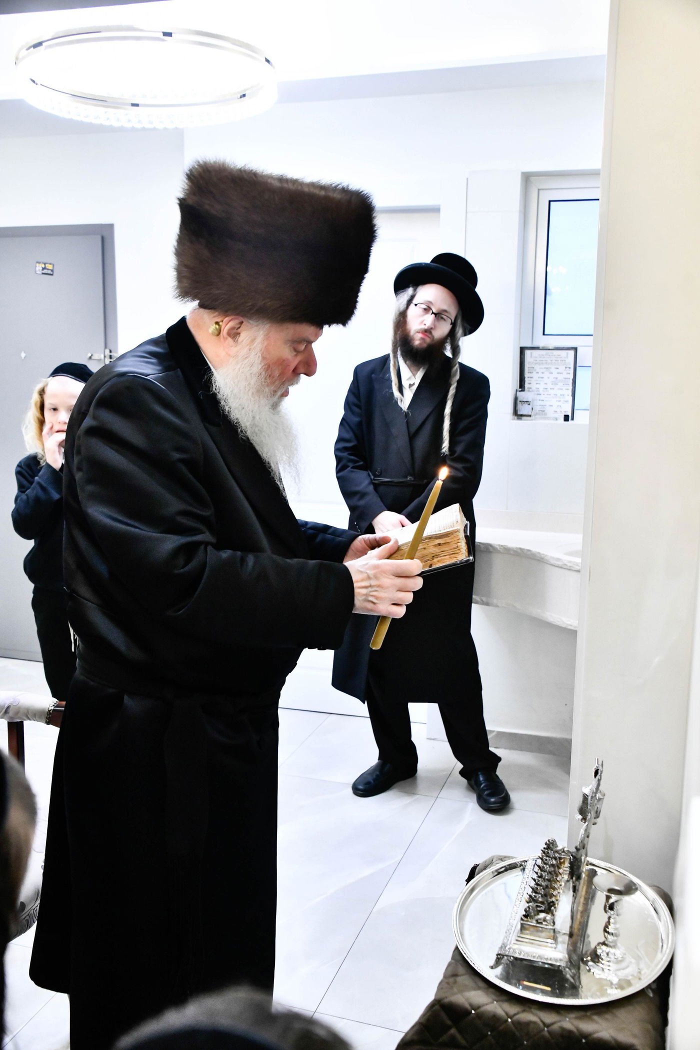 האדמו"ר מוואסלוי בהדלקת נרות חנוכה