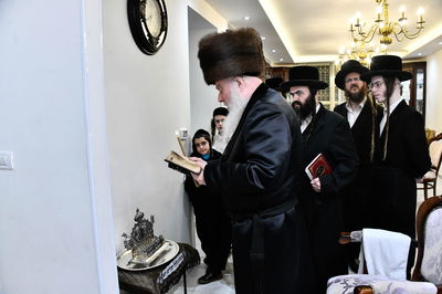 האדמו"ר מוואסלוי בהדלקת נרות חנוכה