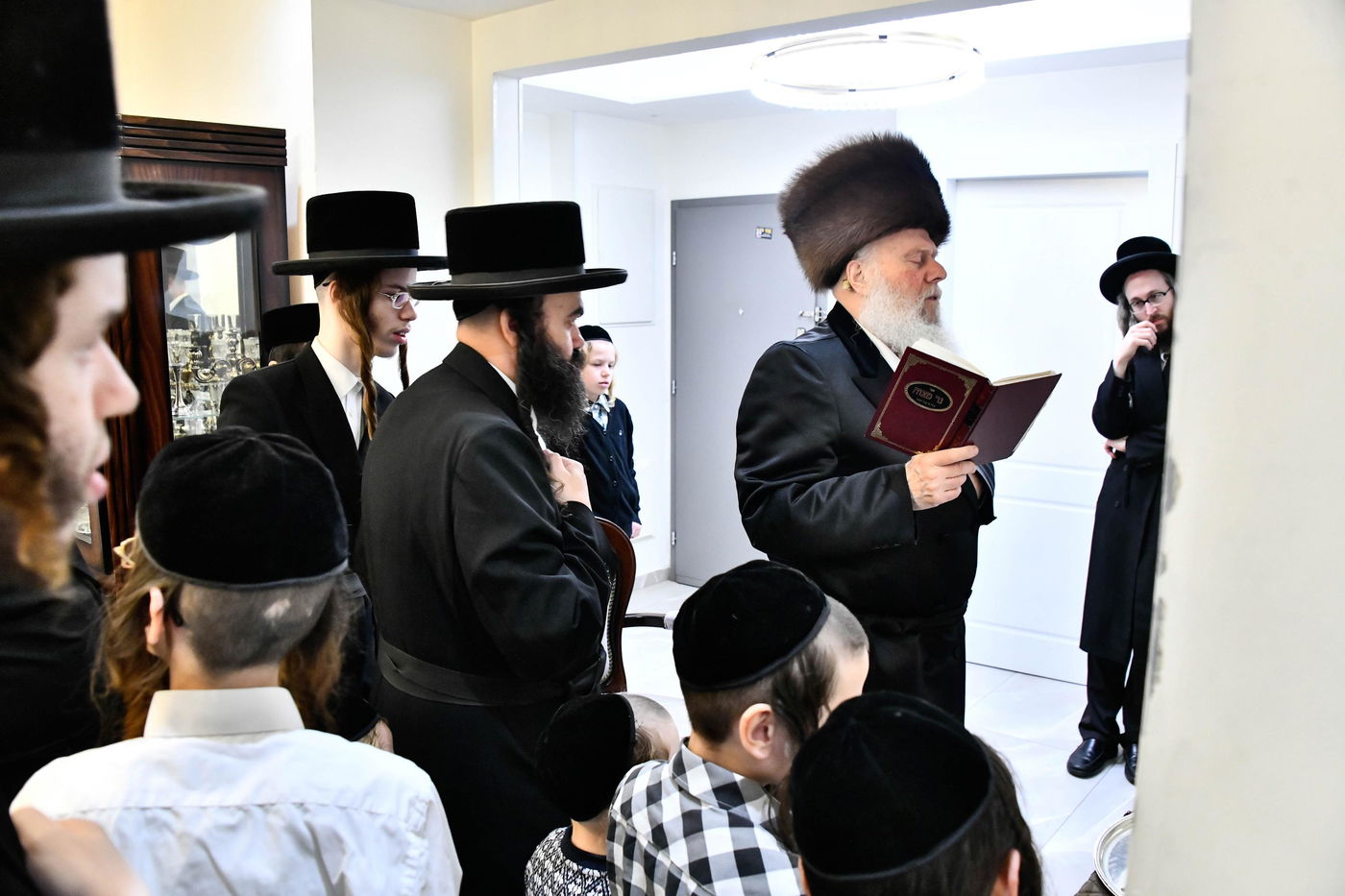 האדמו"ר מוואסלוי בהדלקת נרות חנוכה