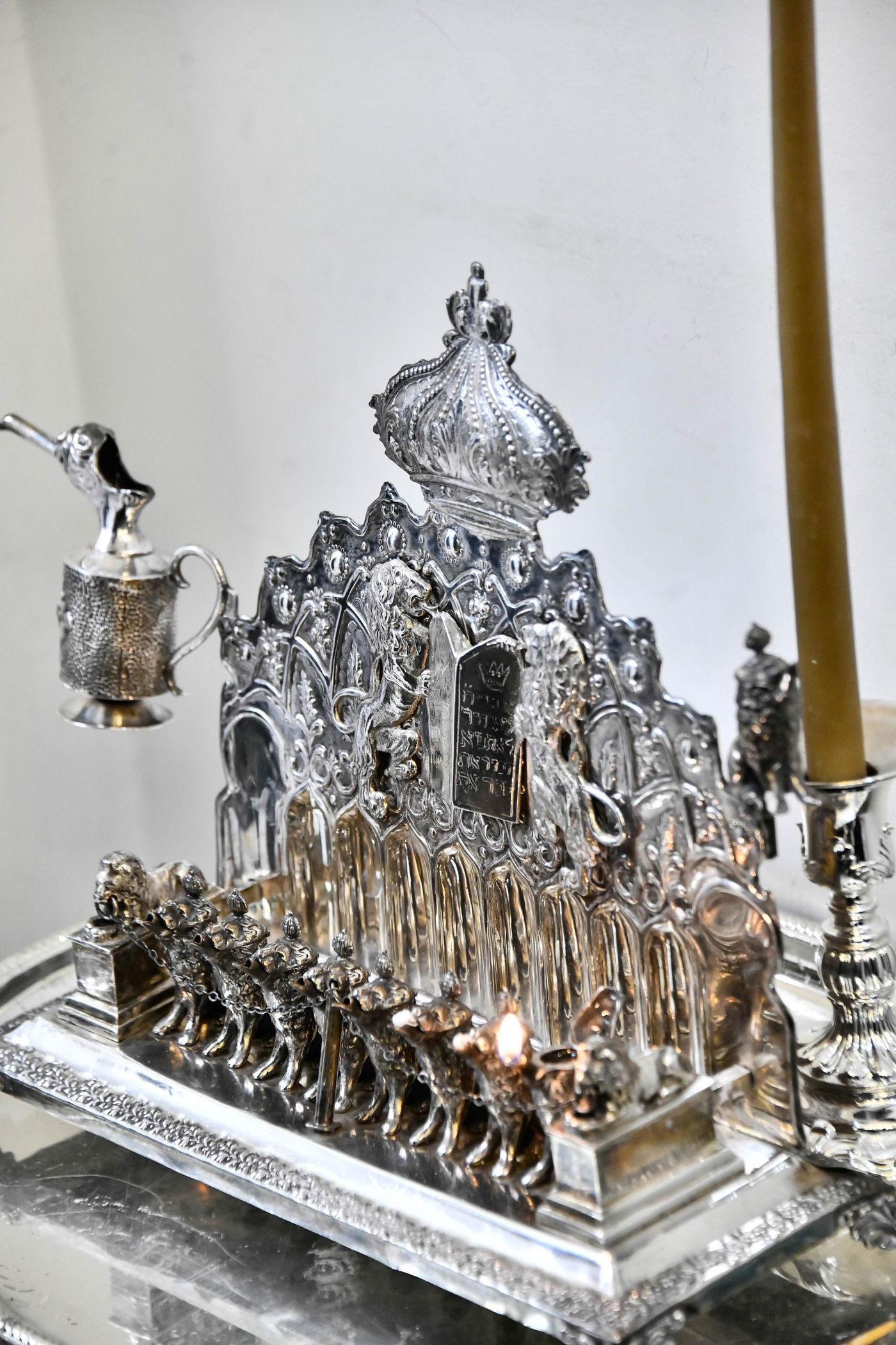 האדמו"ר מוואסלוי בהדלקת נרות חנוכה