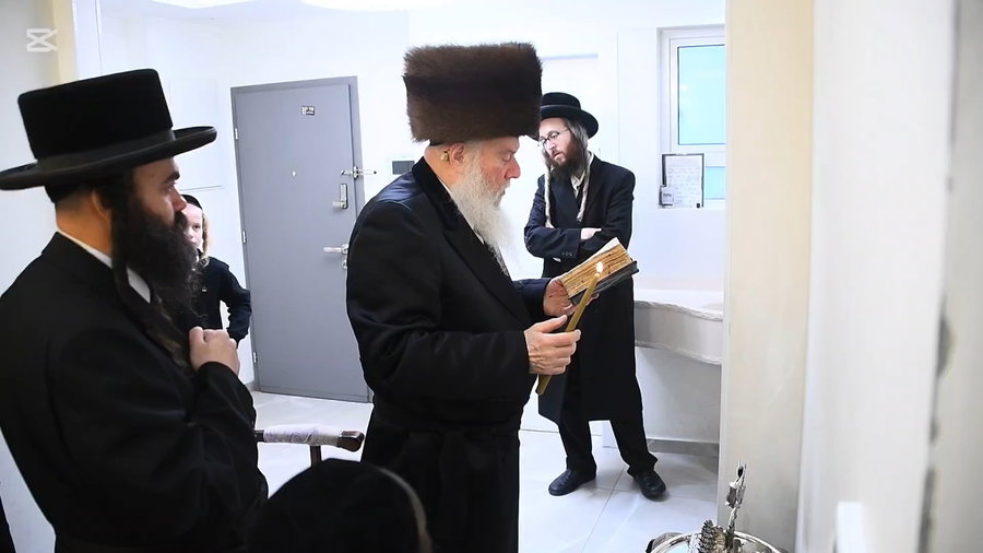 האדמו"ר מוואסלוי בהדלקת נרות חנוכה