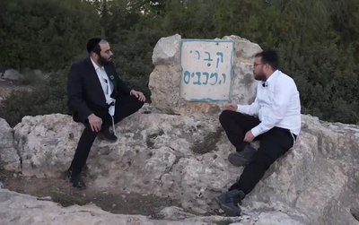 ישראל שפירא ויהודה ברייער במהלך הסיור