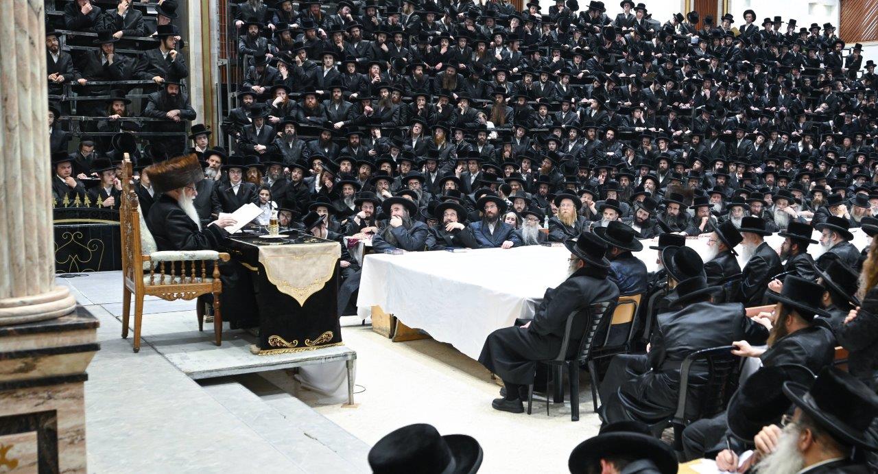 האדמו"ר מצאנז בהדלקת נרות חנוכה