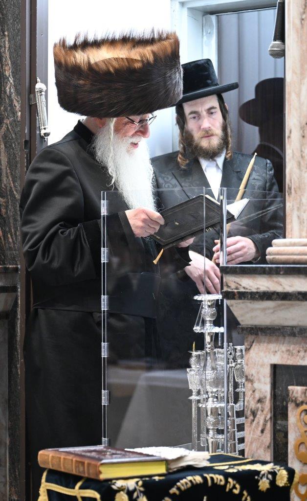 האדמו"ר מצאנז בהדלקת נרות חנוכה