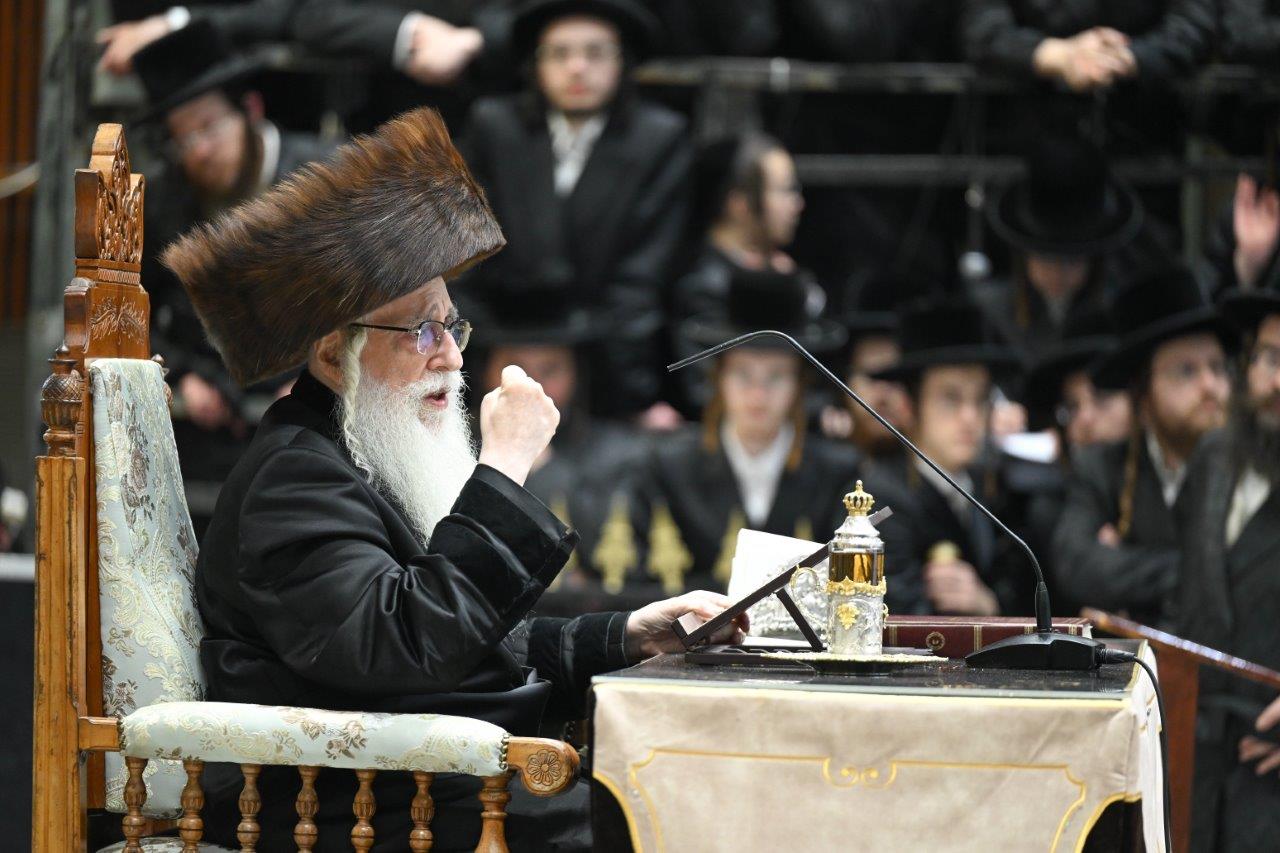 האדמו"ר מצאנז בהדלקת נרות חנוכה