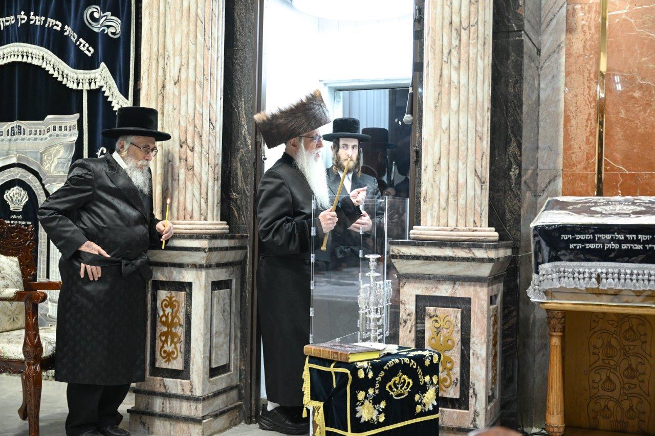 האדמו"ר מצאנז בהדלקת נרות חנוכה