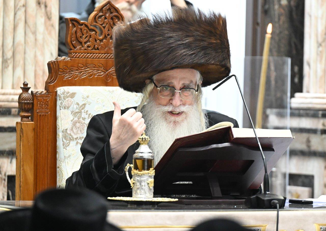 האדמו"ר מצאנז בהדלקת נרות חנוכה