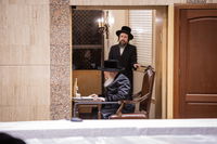 האדמו"ר מבאבוב בהדלקת נרות חנוכה