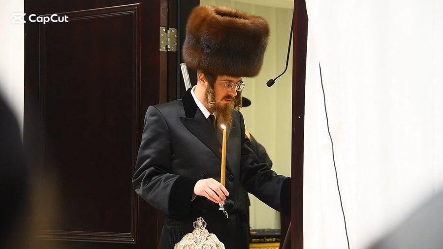 האדמו"ר מסאדיגורה בהדלקת נרות חנוכה 