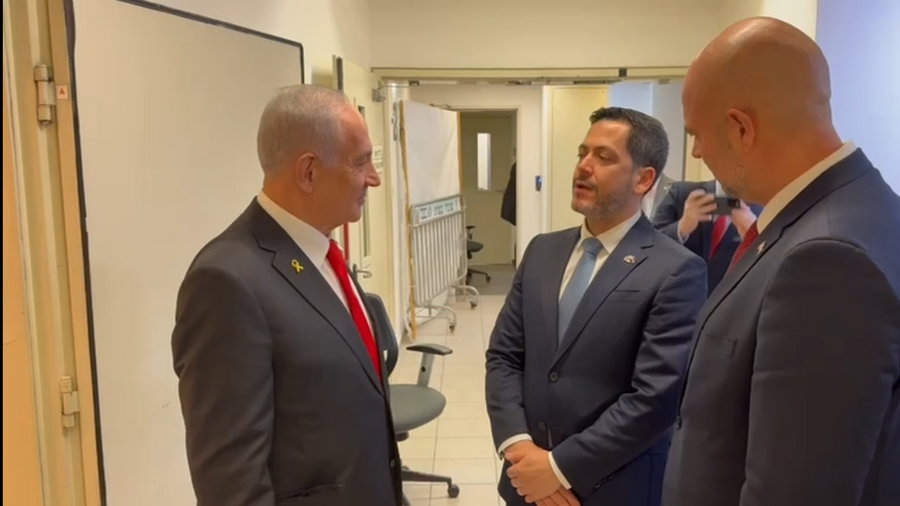 ד"ר ראול לאטורה עם ראש הממשלה נתניהו ויו"ר הכנסת אוחנה, בבית המשפט
