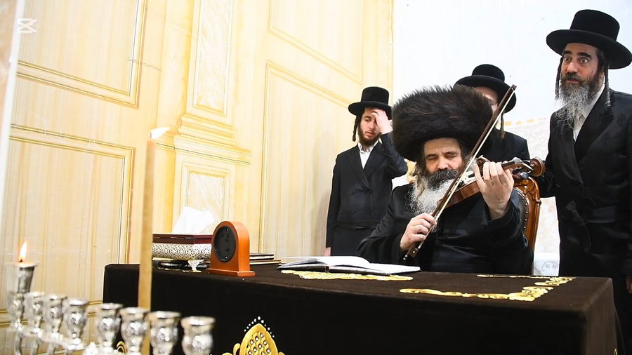 האדמו"ר מזוטשקא בהדלקת נרות חנוכה