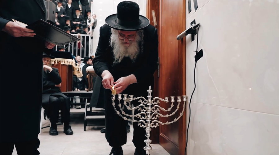 נר ראשון של חנוכה אצל הגר"ש אלתר