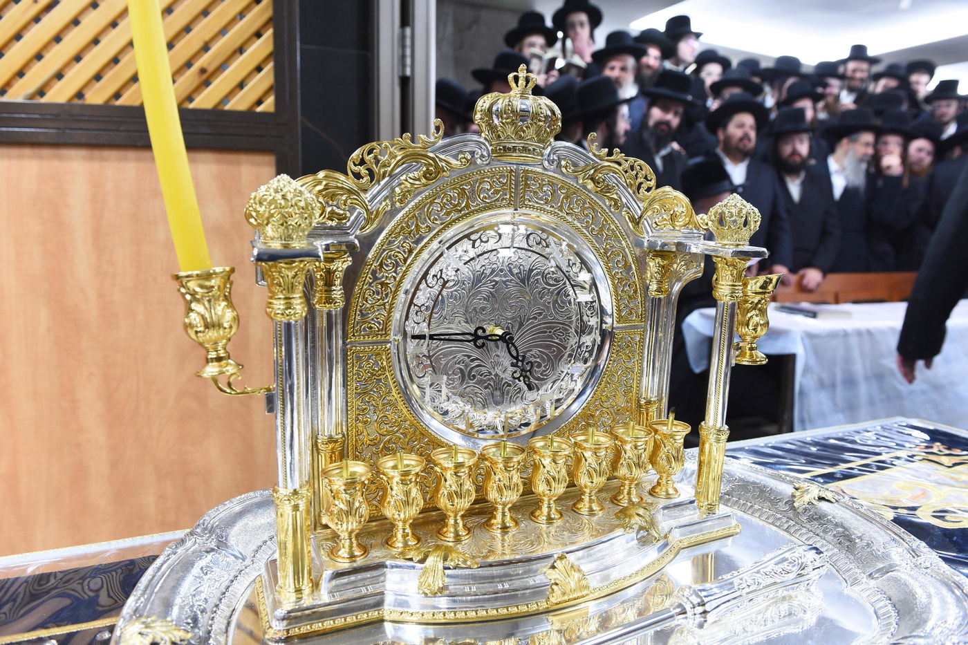 האדמו"ר מאלכסנדר בהדלקת נר ראשון של חנוכה