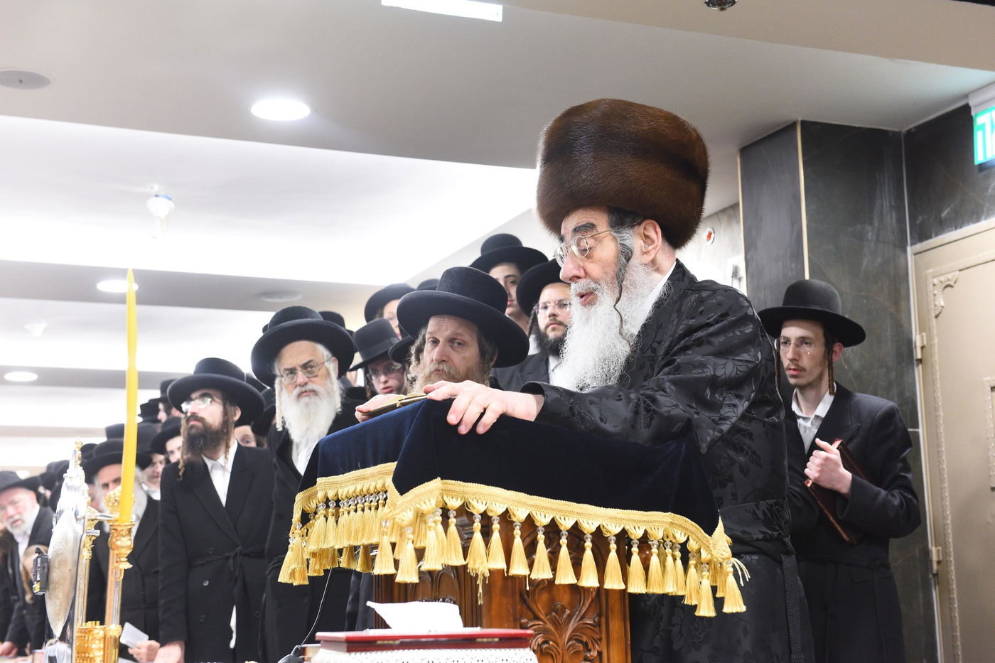 האדמו"ר מאלכסנדר בהדלקת נר ראשון של חנוכה